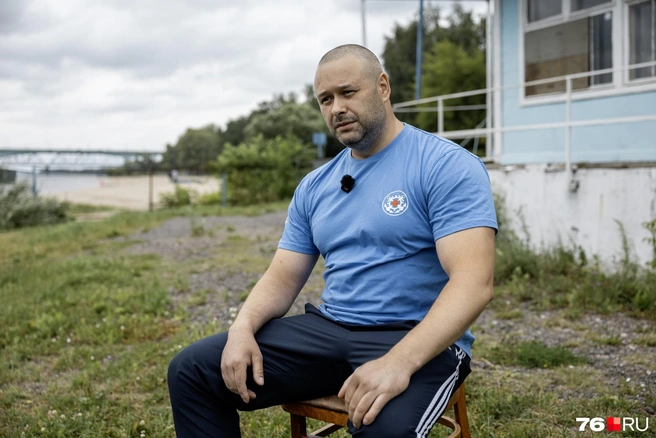 Водолаз не плавает а ходит по дну ища утонувших