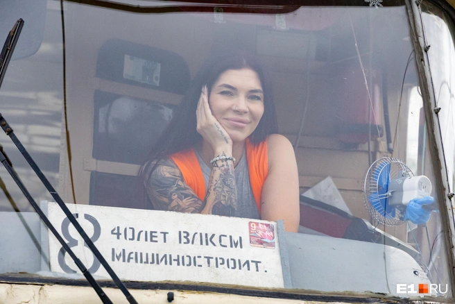«Коллеги понимают, что ко мне лучше не лезть». Как горячая красотка-гонщица рассекает на трамвае